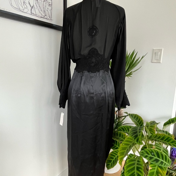NWT Oscar de la Renta Black Satin Robe with Lace Trim - Picture 2 of 5